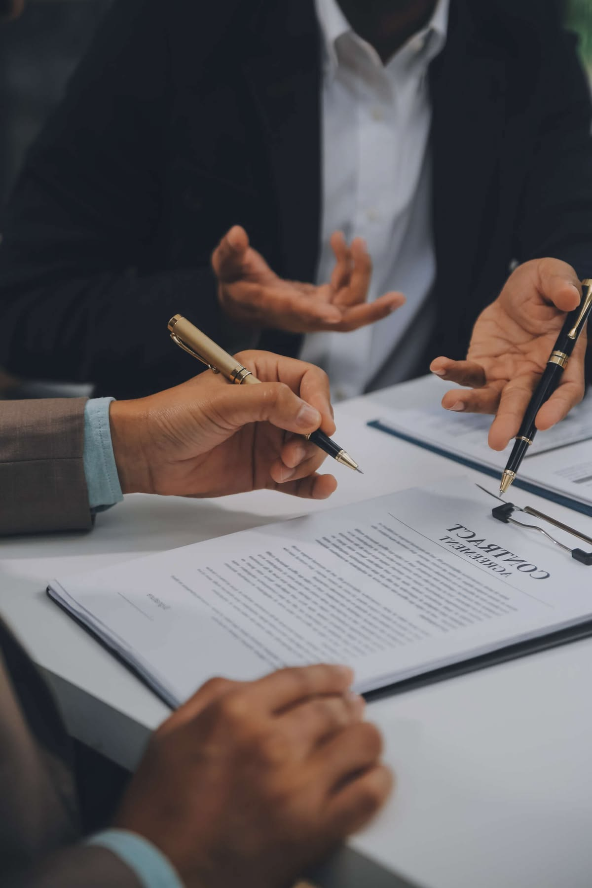 Firma de contrato durante una asesoría legal corporativa